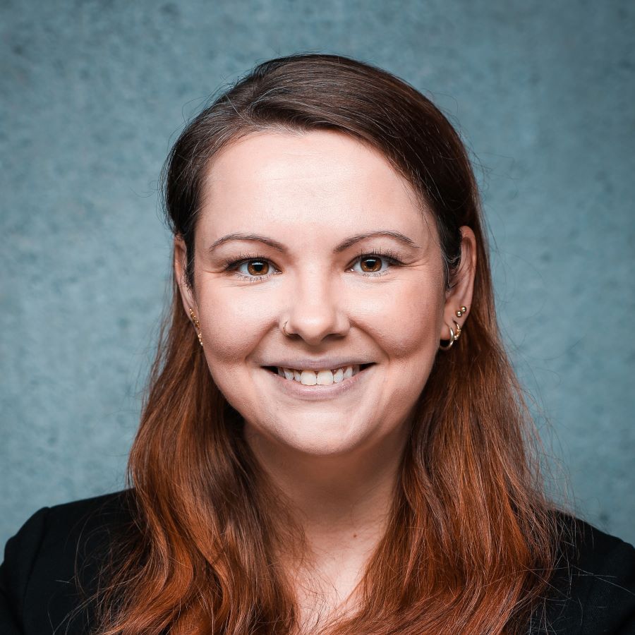 Frau Julia Dressel